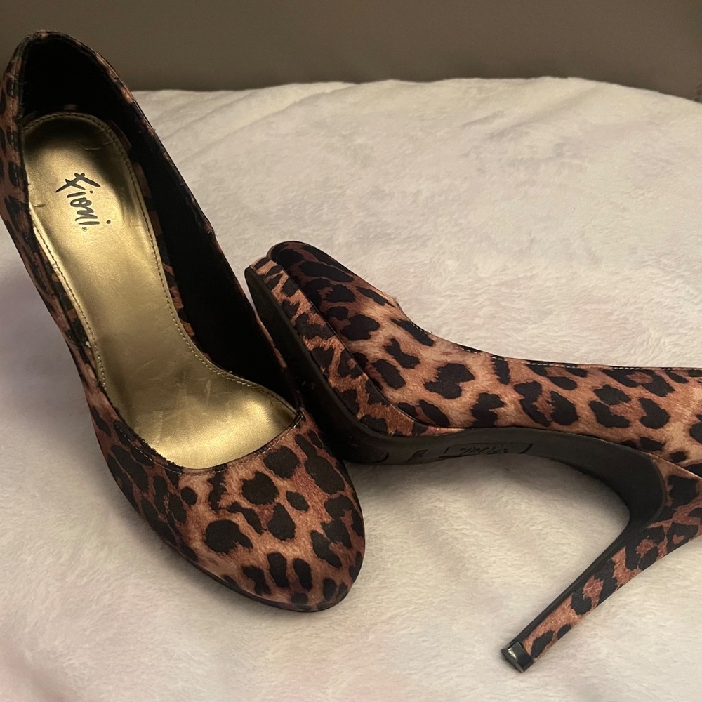 Shoes - Picture 2 of 5